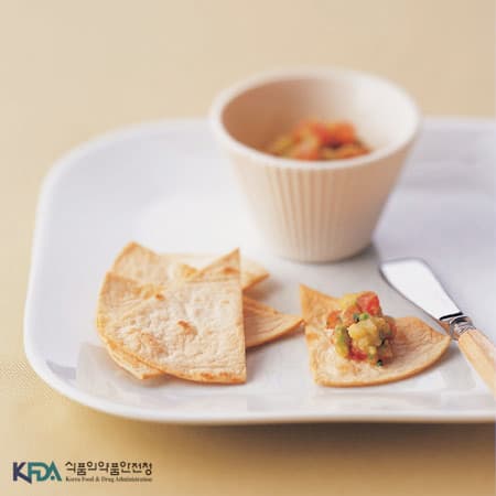 Oven-baked Tortilla Chips with Avocado Dip