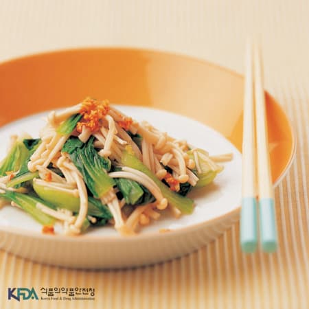 Stir-fried Enoki Mushroom and Vegetables