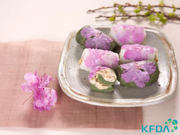 Jeolpyeon Flower Roll Rice Cake